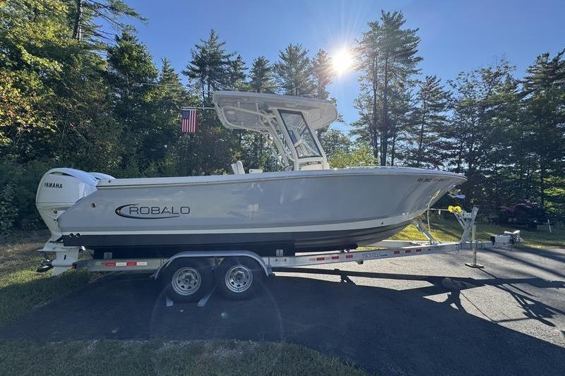 2024 Robalo R250 Center Console