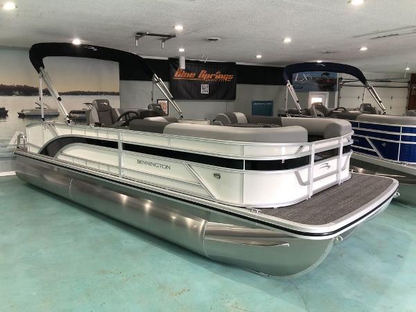 Bennington S Swingback 22 SSB 2025 Bennington S Swingback 22 SSB pontoon boat in showroom display.