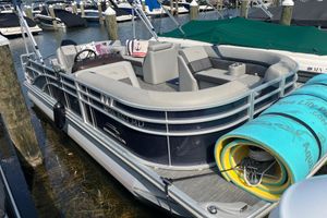 Bennington 21 SSBX 2021 Bennington 21 SSBX pontoon boat docked with aqua lily pad on deck.