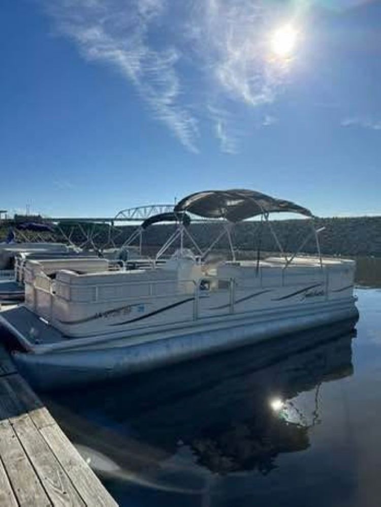 Sweetwater Tuscany 2486 RE 2008 Sweetwater Tuscany 2486 RE pontoon boat docked under sunny sky.