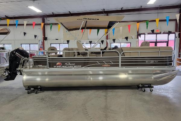 Sun Tracker SportFish 20 DLX 2023 Sun Tracker SportFish 20 DLX pontoon boat in showroom.