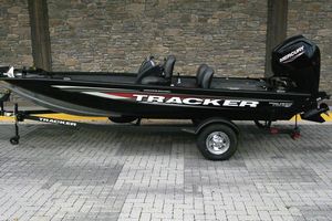 Tracker Pro Team 175 Crappie Edition 2026 Tracker Pro Team 175 Crappie Edition boat on trailer, side view.