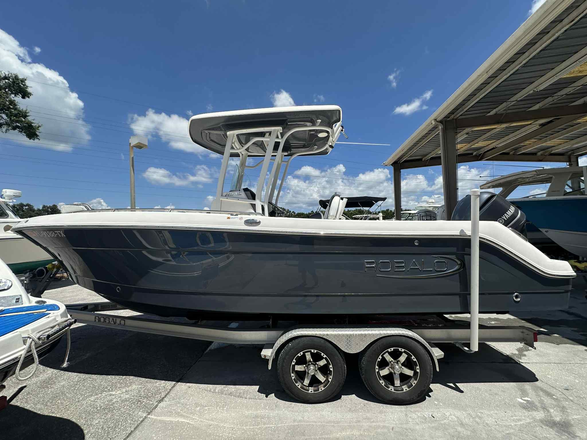 2020 Robalo R242