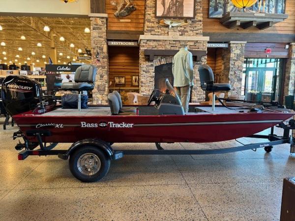 Tracker Bass Tracker Classic XL 2025 Tracker Bass Tracker Classic XL boat displayed indoors, featuring a red exterior and Mercury engine.