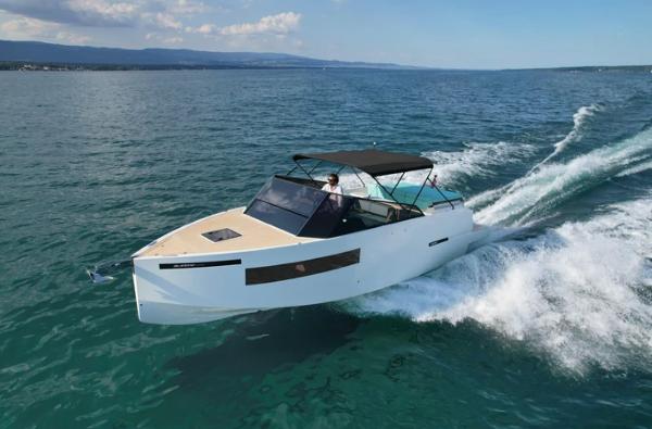 De Antonio Yachts D28 Cruiser 2024 De Antonio Yachts D28 Cruiser navigating on open water.
