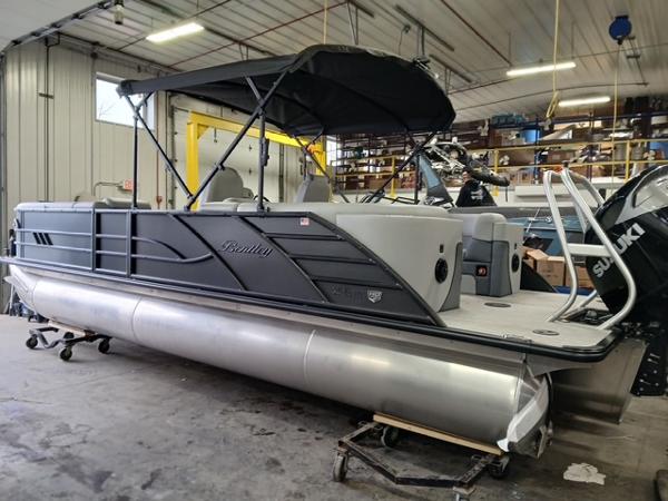 Bentley Pontoons 253 Elite Admiral 2025 Bentley Pontoons 253 Elite Admiral in a workshop setting.