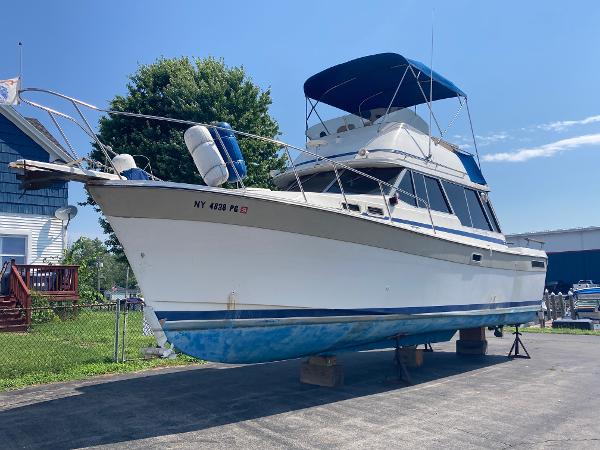 1984 Bayliner 3270 Command Bridge