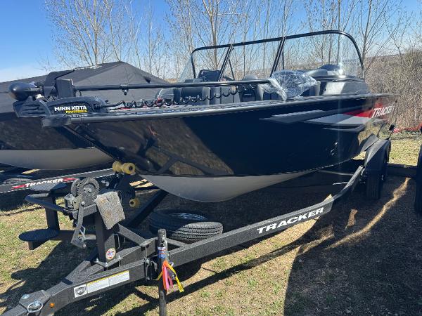 Tracker Targa V-18 WT 2025 Tracker Targa V-18 WT boat on trailer, outdoors, sunny day.