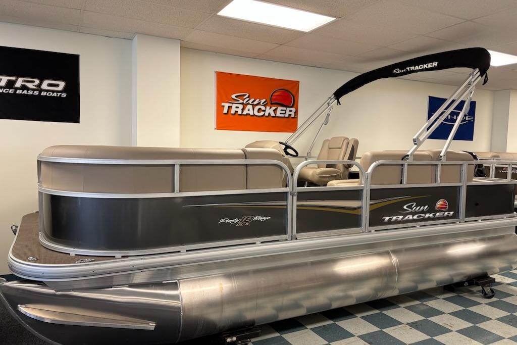 2025 Sun Tracker Party Barge 18 DLX