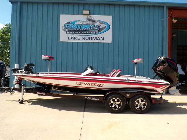 Phoenix 920 Elite 2025 Phoenix 920 Elite boat at Foothills Marine Center, Lake Norman.