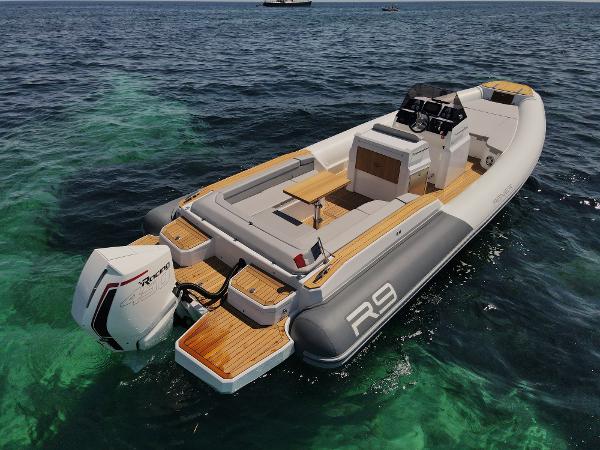 Renier R9 TOURER 2024 Renier R9 TOURER boat on clear blue water, showcasing sleek design and modern features.