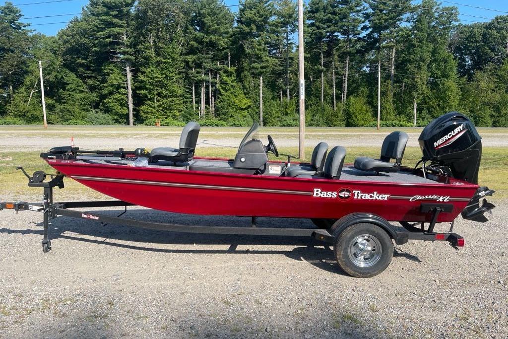 Tracker Bass Tracker Classic XL 2026 Tracker Bass Tracker Classic XL boat in red, parked on a trailer outdoors.