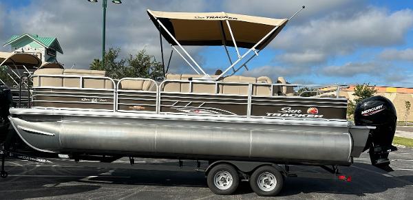 Sun Tracker SportFish 22 XP3 2023 Sun Tracker SportFish 22 XP3 pontoon boat on trailer, side view.