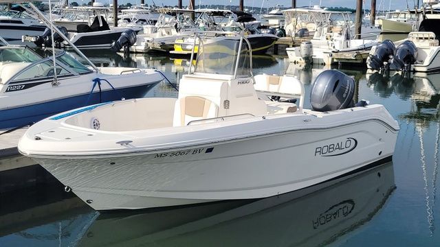Robalo R180 Center Console