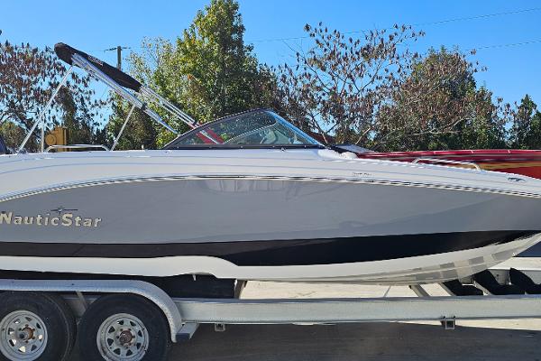 2024 NauticStar 223 DC Deck