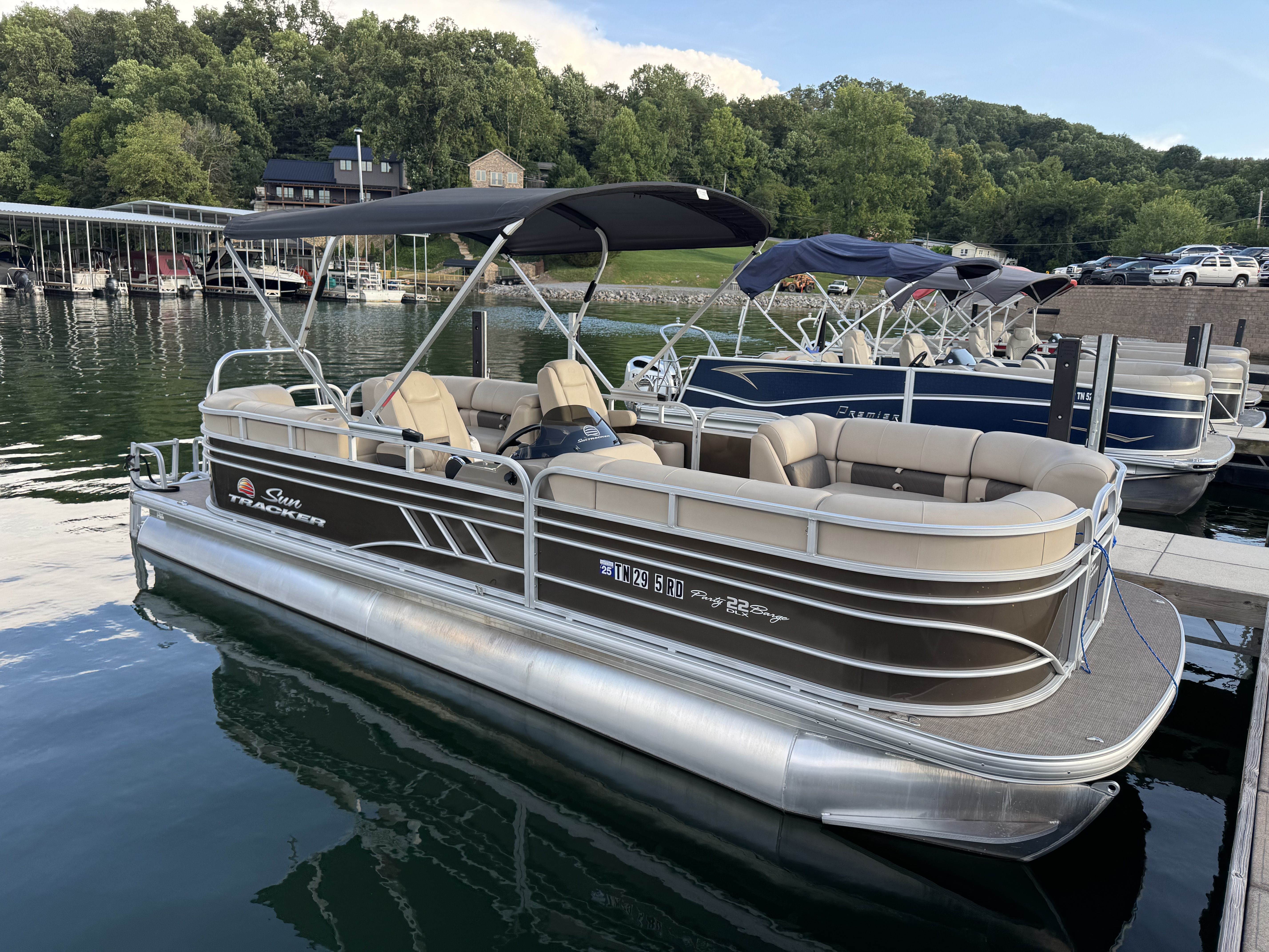 Sun Tracker Party Barge 22 RF DLX