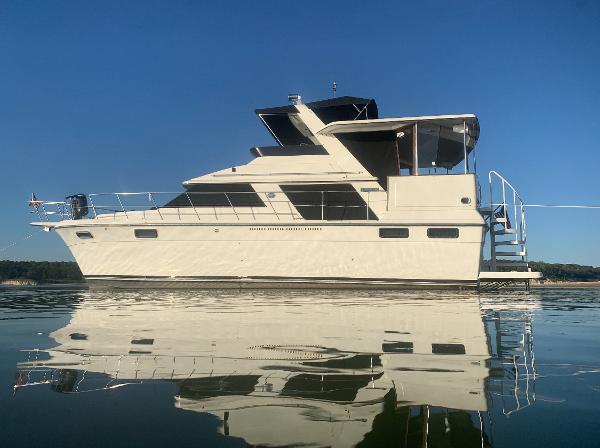 Carver 4207 Aft Cabin Motoryacht 1988 Carver 4207 Aft Cabin yacht on calm water, clear blue sky.