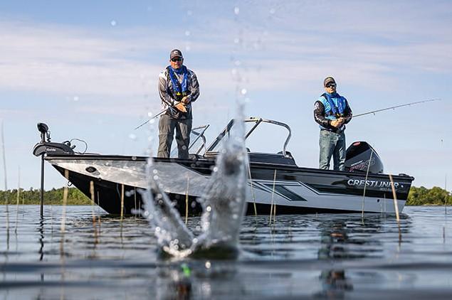Crestliner Boat image