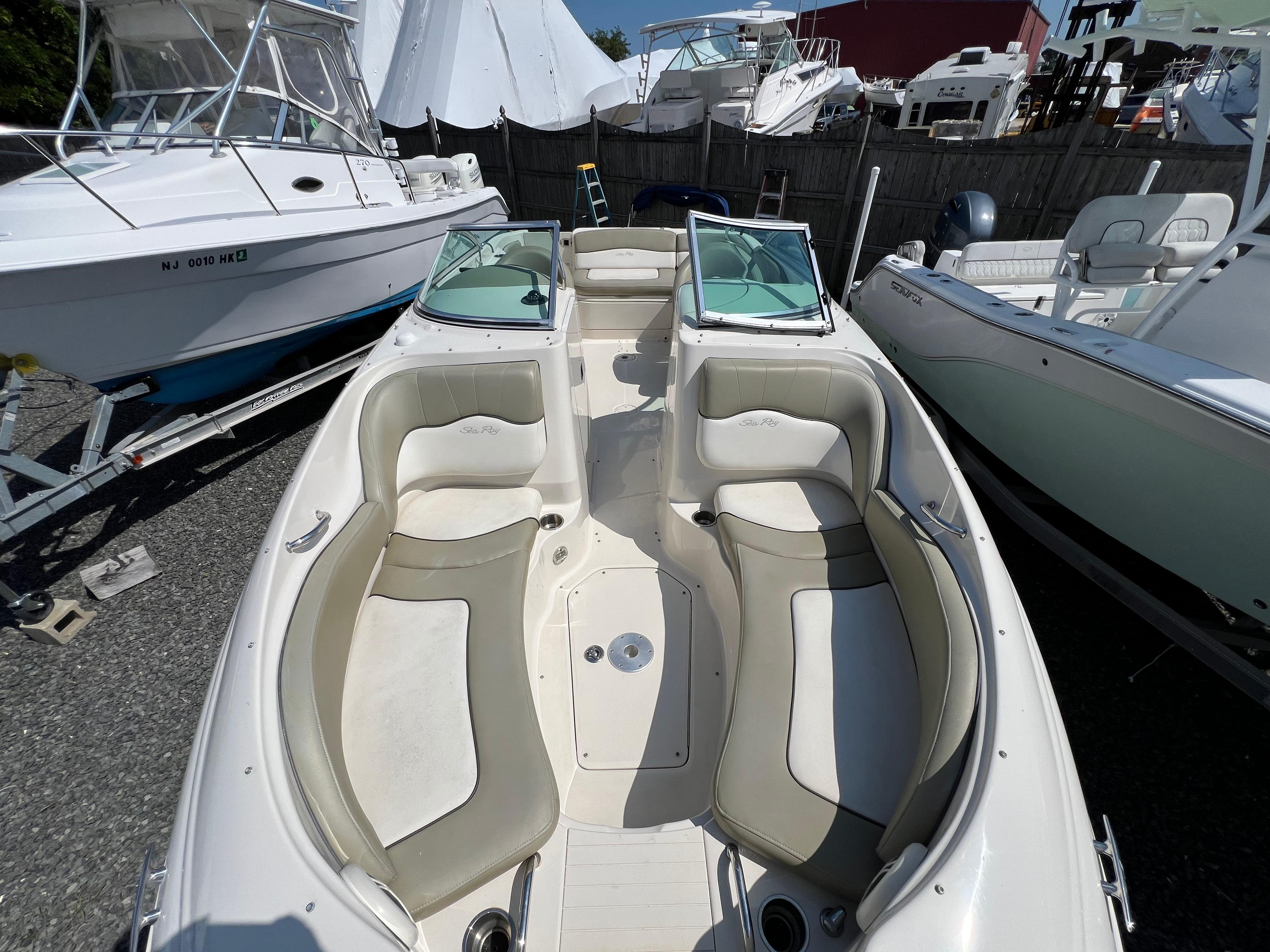 Sea Ray 220 Sundeck