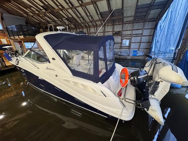 Sea Ray 290 Sundancer 2007 Sea Ray 290 Sundancer boat docked in a covered marina.