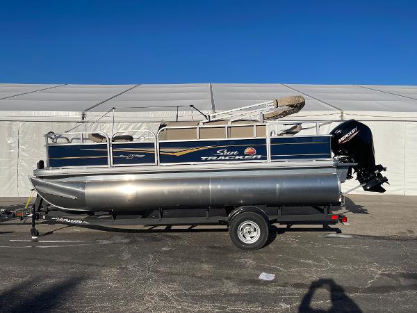 Sun Tracker Bass Buggy 16 DLX - Boats for Sale - Seamagazine