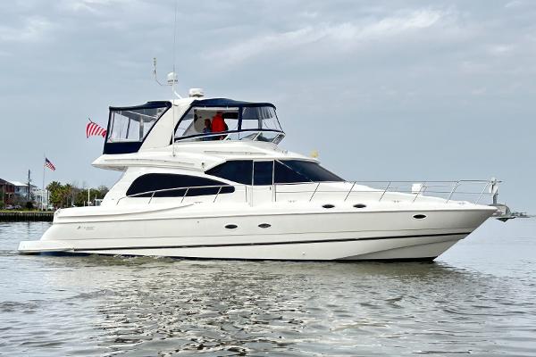 2004 Cruisers Yachts 5000 Sedan Sport