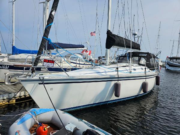 Hunter 35.5 Legend 1988 Hunter 35.5 Legend sailboat docked in marina, surrounded by other boats.