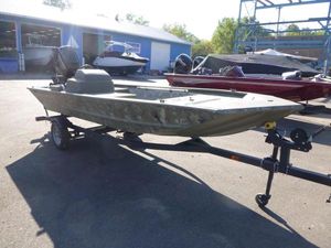 Tracker Grizzly 1648 SC 2024 Tracker Grizzly 1648 SC boat on trailer in outdoor showroom.