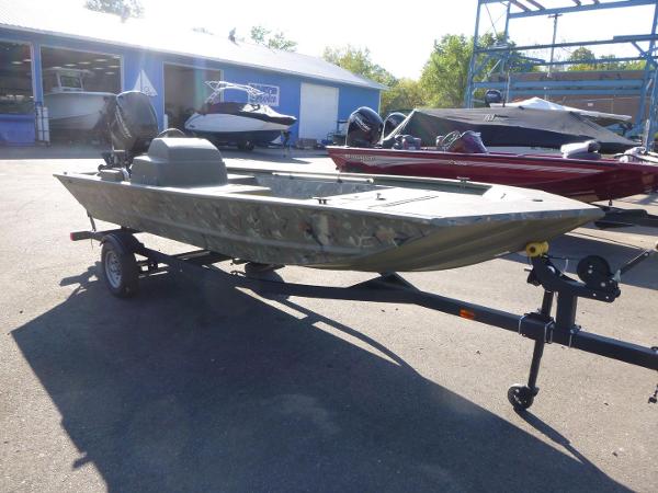 Tracker Grizzly 1648 SC 2024 Tracker Grizzly 1648 SC boat on trailer in outdoor showroom.