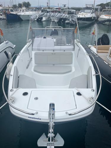 Beneteau Flyer 7 SPACEdeck 2023 Beneteau Flyer 7 SPACEdeck boat docked in a marina, front view.