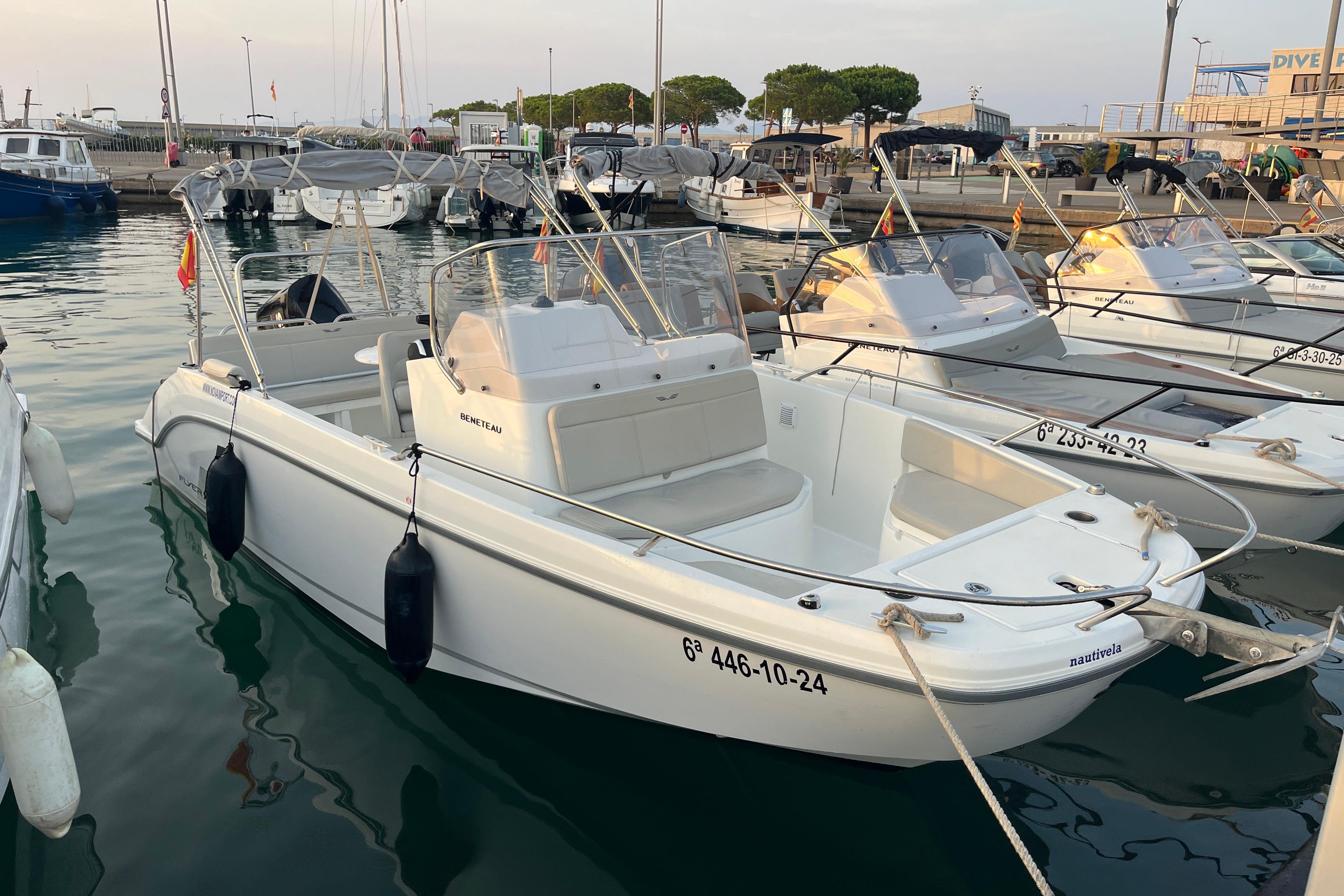 Beneteau Flyer 7 SPACEdeck 2023 Beneteau Flyer 7 SPACEdeck boat docked in a marina, side view.