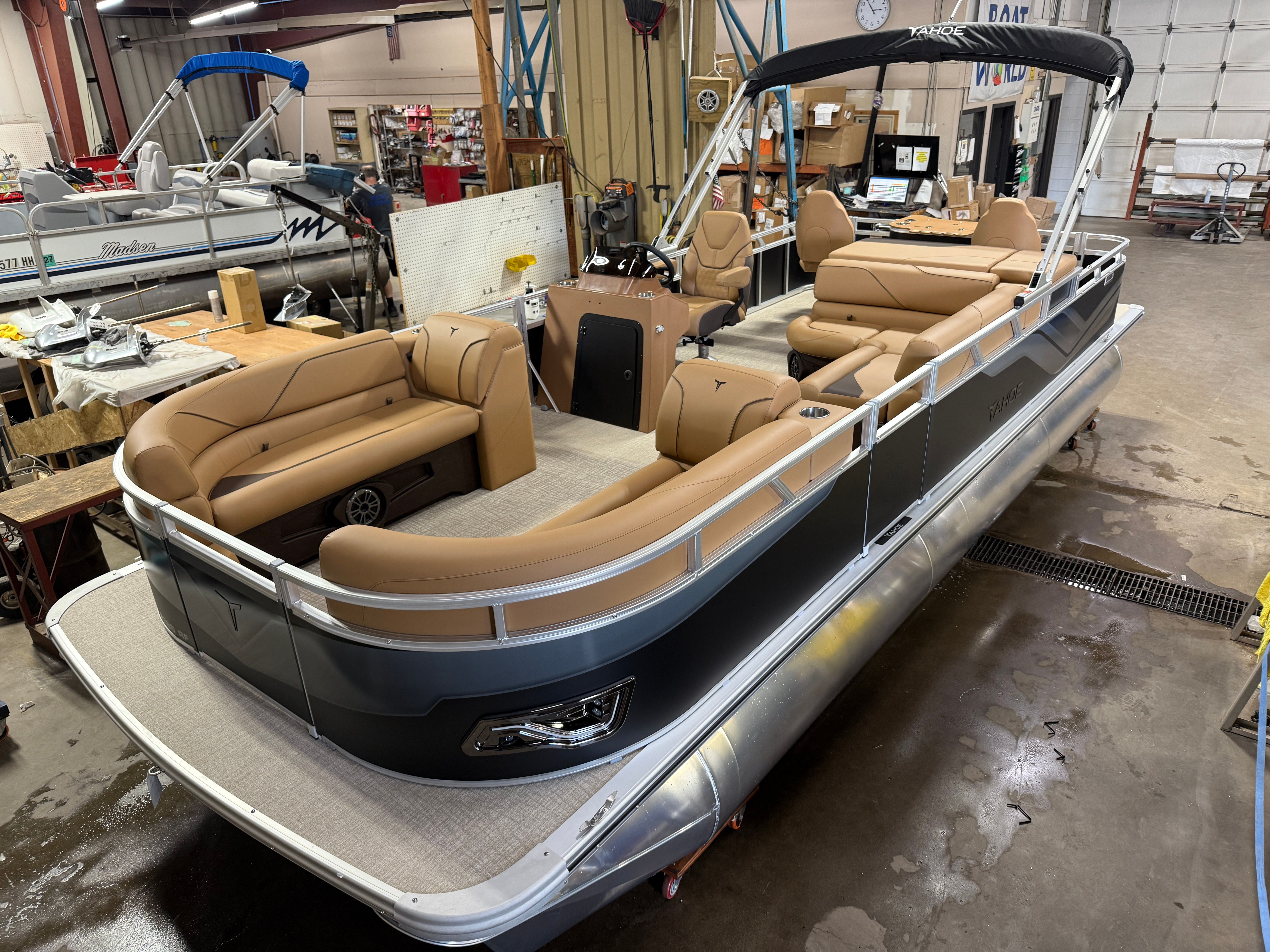 2026 Tahoe Sport 2385 Rear Fish & Honda 4-Stroke EFI