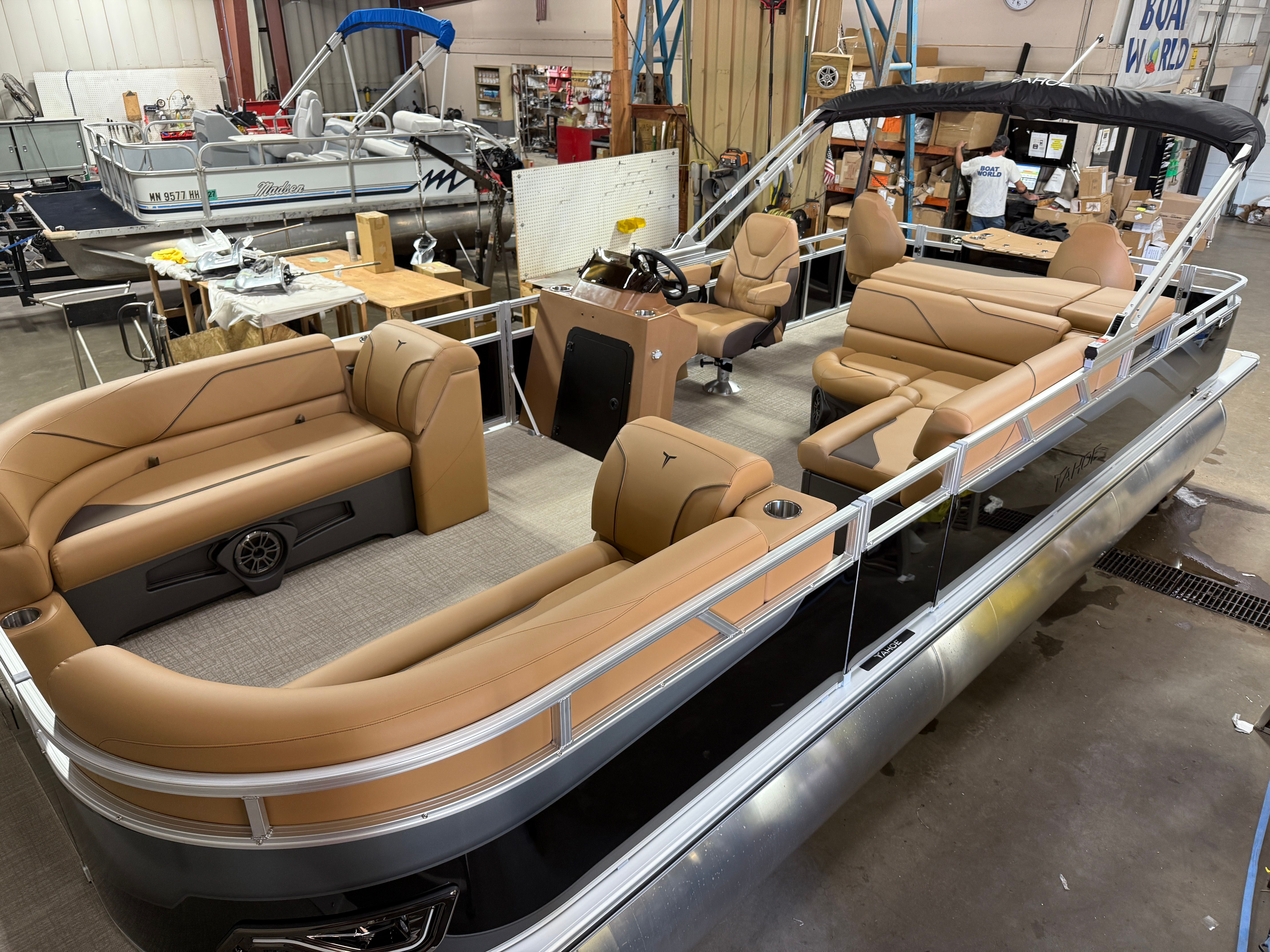 2026 Tahoe Sport 2385 Rear Fish & Honda 4-Stroke EFI