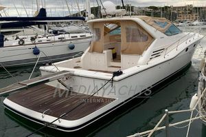 Uniesse 48 Open 2005 Uniesse 48 Open yacht docked in a marina, showcasing sleek design and spacious deck.