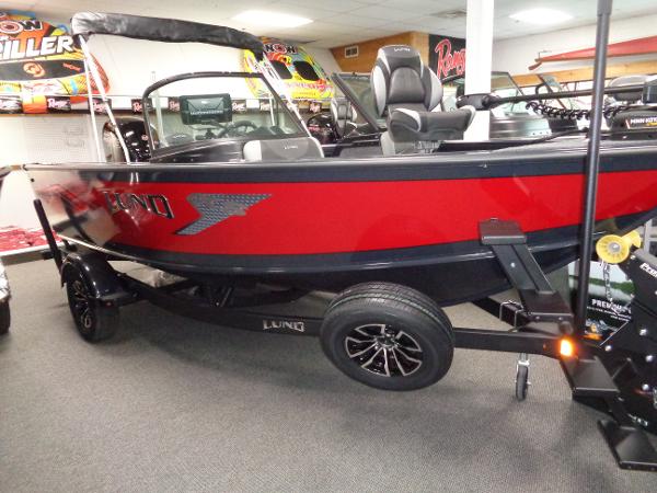 Lund 1775 Crossover XS 2024 Lund 1775 Crossover XS boat in showroom, red and black exterior.