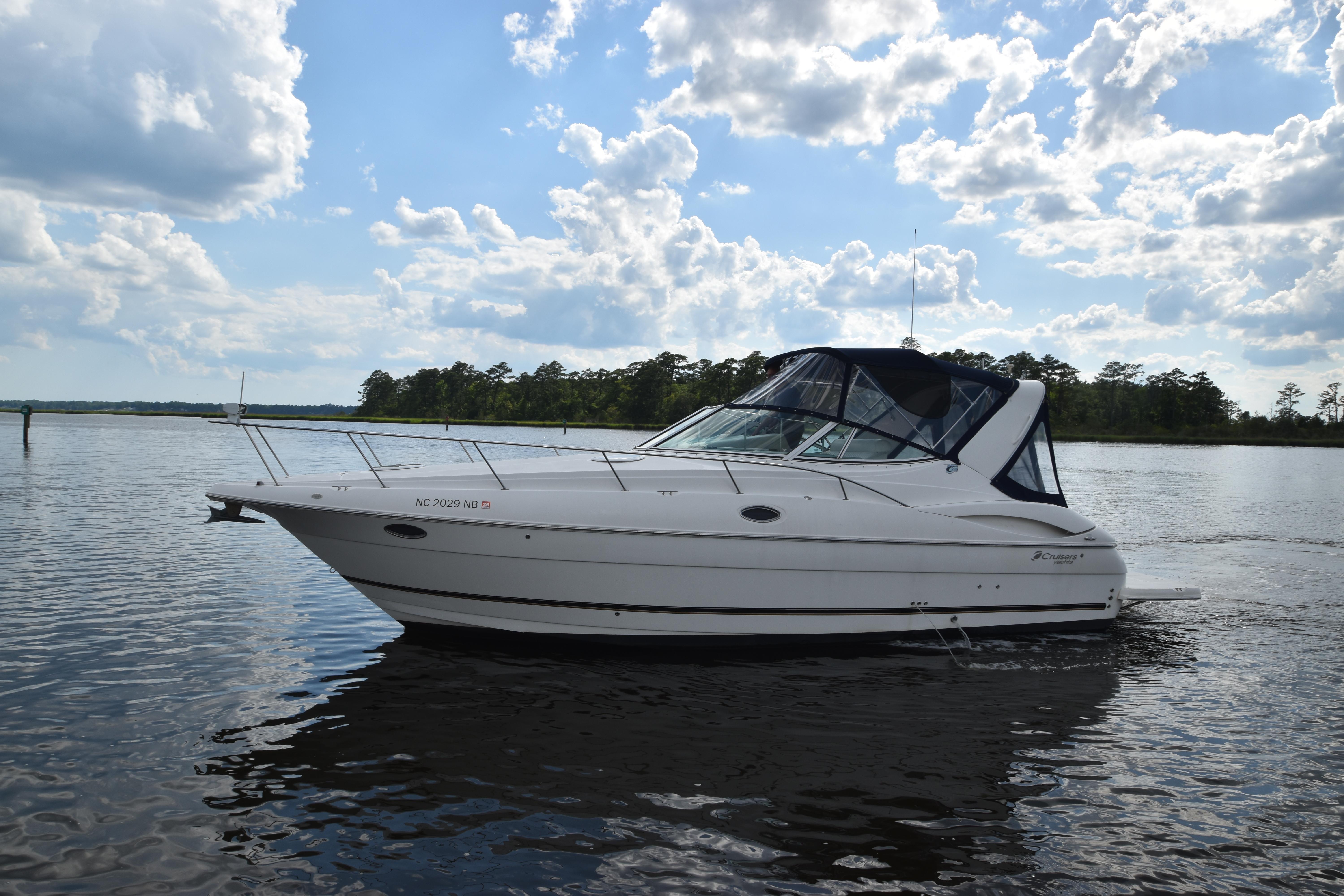 Cruisers Yachts 320 Express