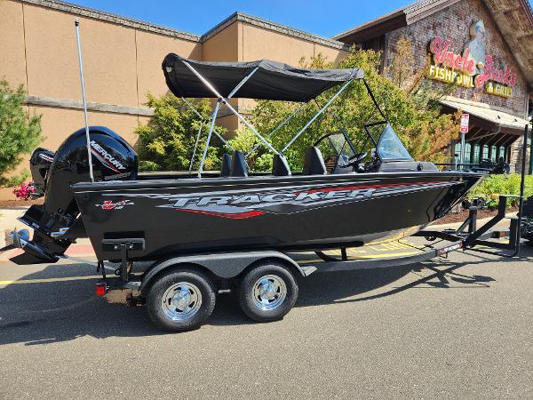 Tracker Targa V-18 WT 2024 Tracker Targa V-18 WT boat parked outside a store.