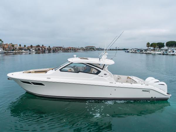 2018 Pursuit 365 DC