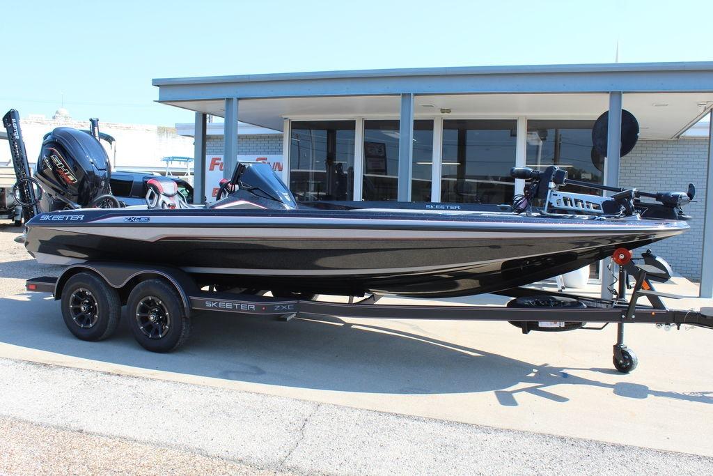 Skeeter ZXE20 2026 Skeeter ZXE20 bass boat on trailer outside dealership.