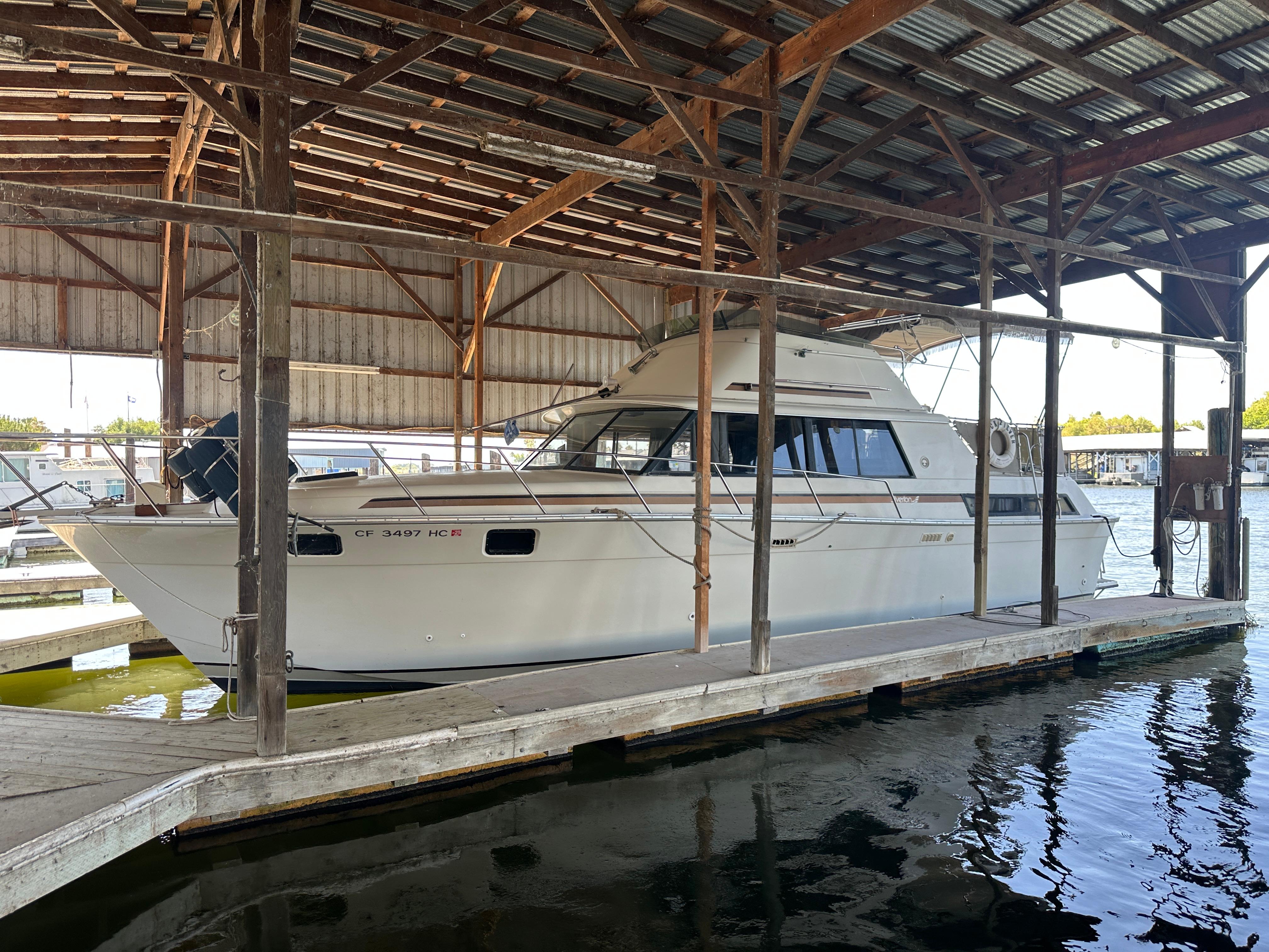 Silverton 40 Double Cabin 1982 Silverton 40 Double Cabin yacht docked in a covered marina.