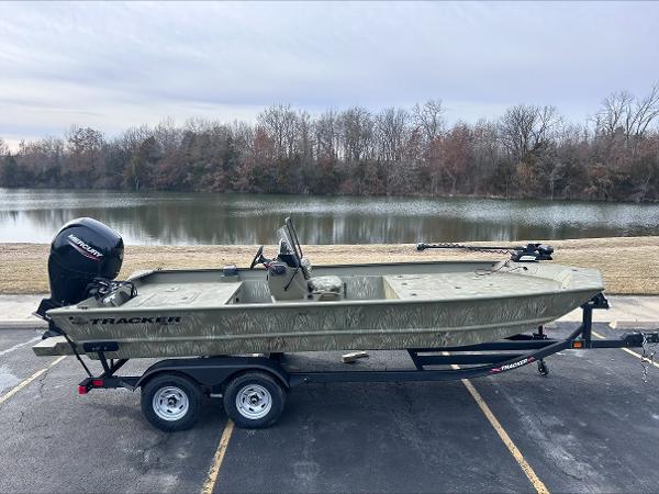 Tracker Grizzly 2072 CC 2024 Tracker Grizzly 2072 CC boat on trailer by a lake.