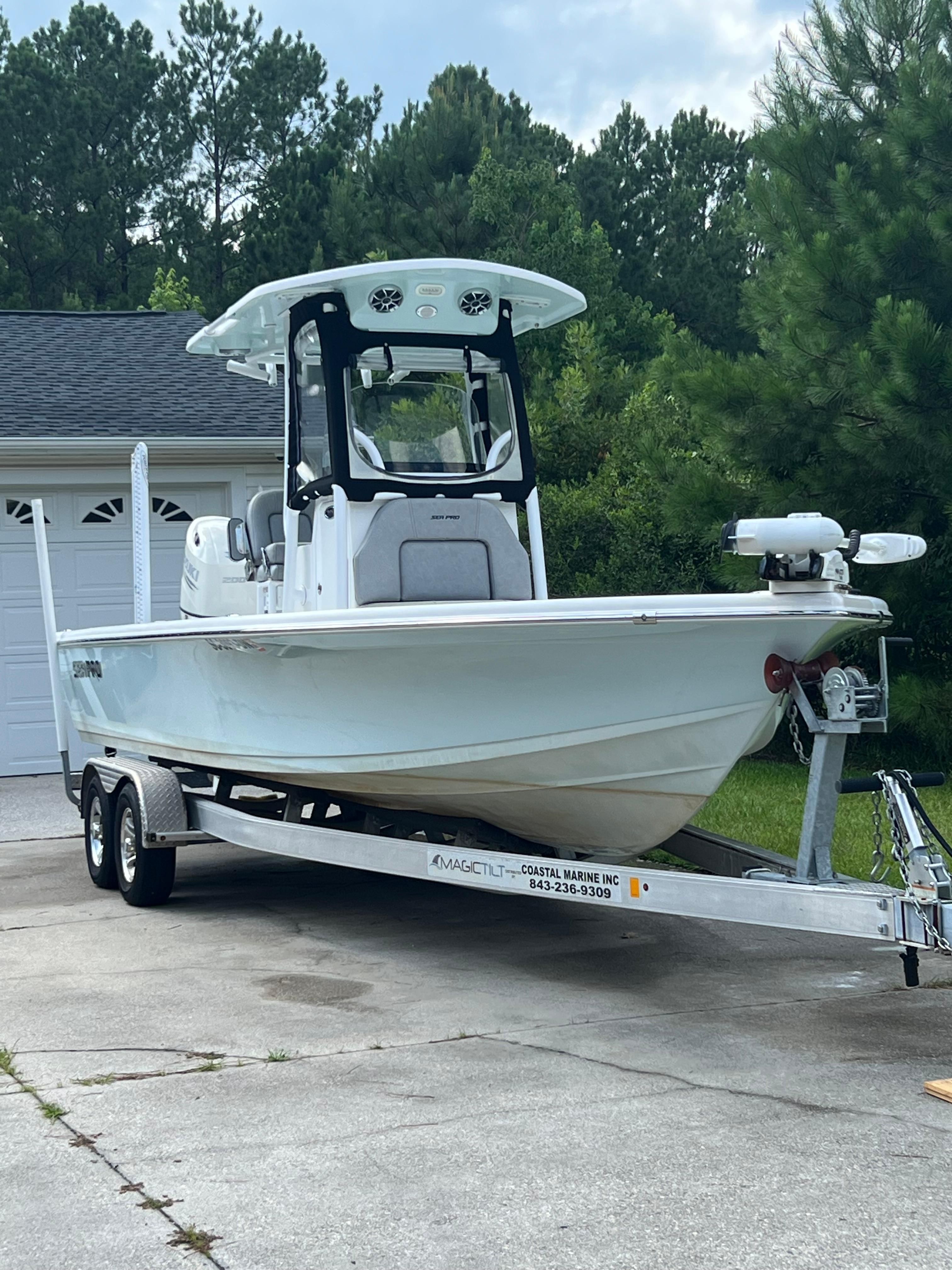 2021 Sea Pro 248 DLX Bay Boat