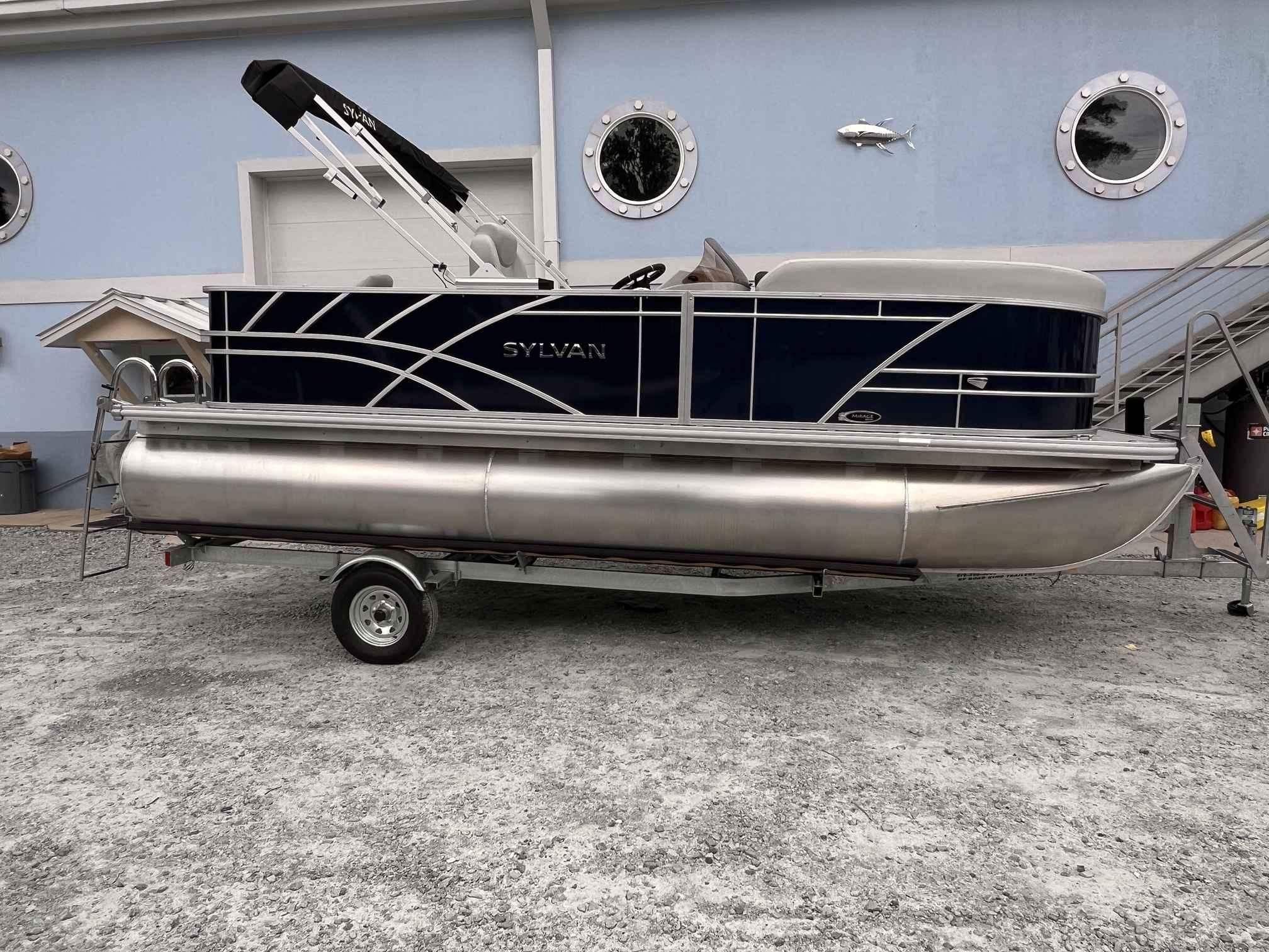 2025 Sylvan Mirage 8520 Party Fish