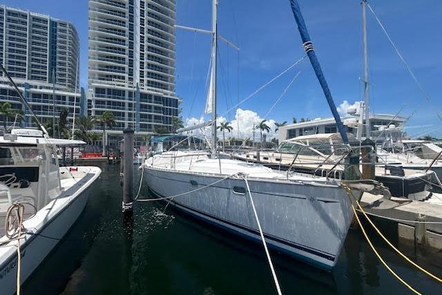 2005 Jeanneau deck salon 43