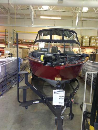 Tracker Targa V-19 WT 2024 Tracker Targa V-19 WT boat in showroom.
