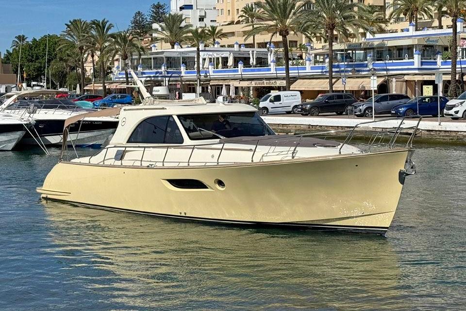 2006 Mochi Craft Dolphin 44