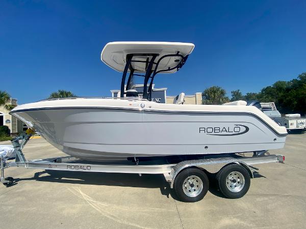 2026 Robalo R222 Center Console