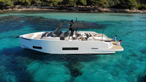 De Antonio Yachts D42 Open