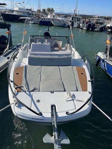Beneteau Flyer 7 SUNdeck 2023 Beneteau Flyer 7 SUNdeck boat docked in marina, featuring spacious sunbathing area.