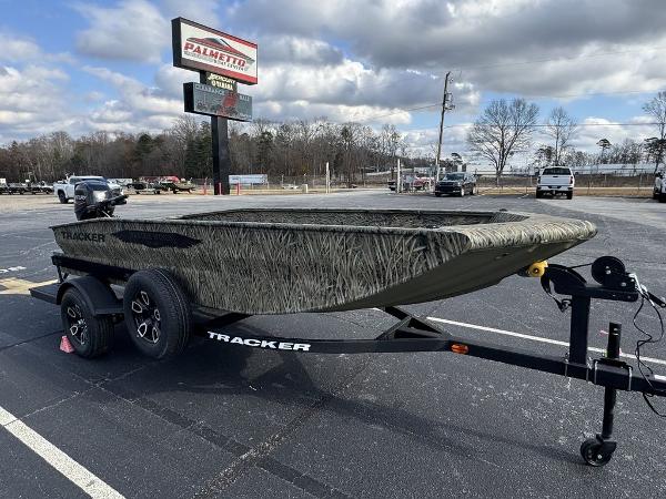 Tracker Grizzly 1650 T Prairie Wings Editon 2025 Tracker Grizzly 1650 T Prairie Wings Edition boat on trailer in parking lot.